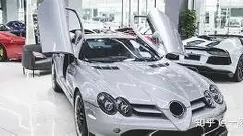 佟丽娅夜晚同行三位男士闲逛，谈笑风生心情愉悦